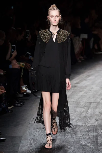 Look 16